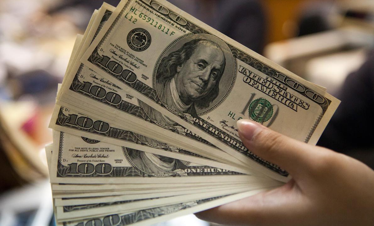 Dólar Sigue Por Las Nubes Libra Esterlina Cae