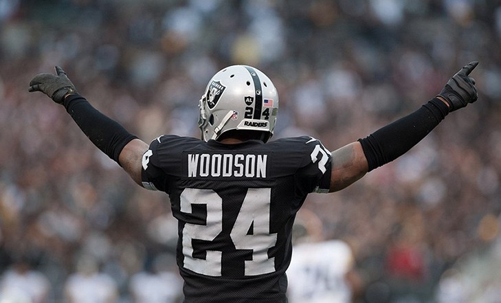 Charles Woodson, el Safety de los Raiders de Oakland, extiende su ...