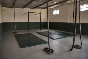 Imagen editorial contextual sin texto ni logotipos sobre un aula de entrenamiento para nota de seguridad en Mexico
