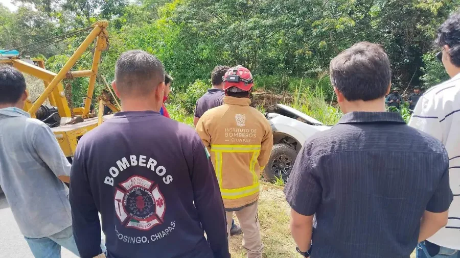 Bomberos atienden accidente vehicular en la carretera Ocosingo Palenque