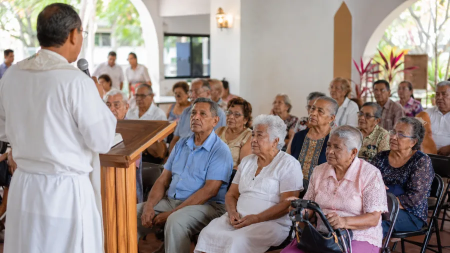 Adultos mayores participan en un encuentro comunitario en Tuxtla Gutierrez
