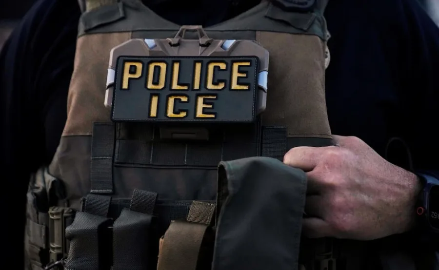 Agente de ICE durante un operativo migratorio en Estados Unidos
