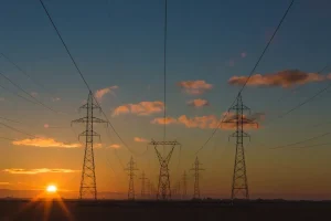 Líneas de energía eléctrica durante una interrupción del servicio
