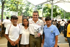 Productores de cafe reciben herramientas agricolas en Tapachula