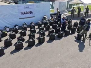 Bultos asegurados por la Marina tras operativo frente a costas de Chiapas