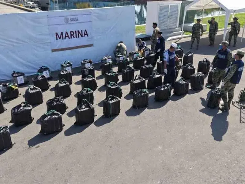 Bultos asegurados por la Marina tras operativo frente a costas de Chiapas