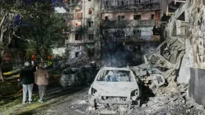 Edificios danados y humo tras ataque ruso sobre Kiev