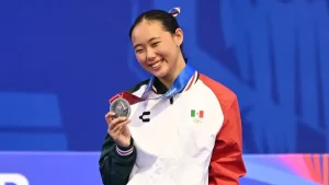 Deportista mexicana muestra una medalla en Santo Domingo 2026