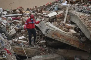 Rescatista entre escombros tras sismos en Venezuela