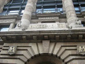 Fachada del Banco de Mexico en la Ciudad de Mexico