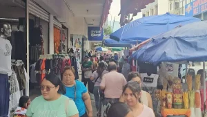 Banqueta bloqueada por objetos y comercio informal en Tuxtla Gutierrez