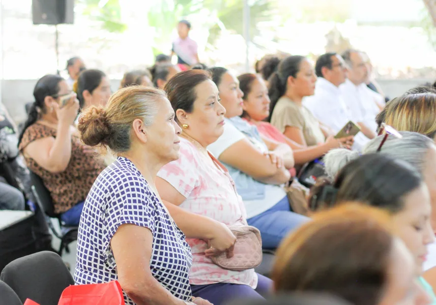 Beneficiarias del programa Autoempleo que Transforma durante el arranque en Tuxtla Gutierrez