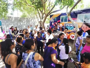 Familias reunidas junto al Camioncito de la Salud en Tuxtla Gutierrez