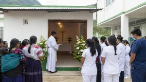 Personal de salud y habitantes reunidos junto a una capilla comunitaria en Oxchuc