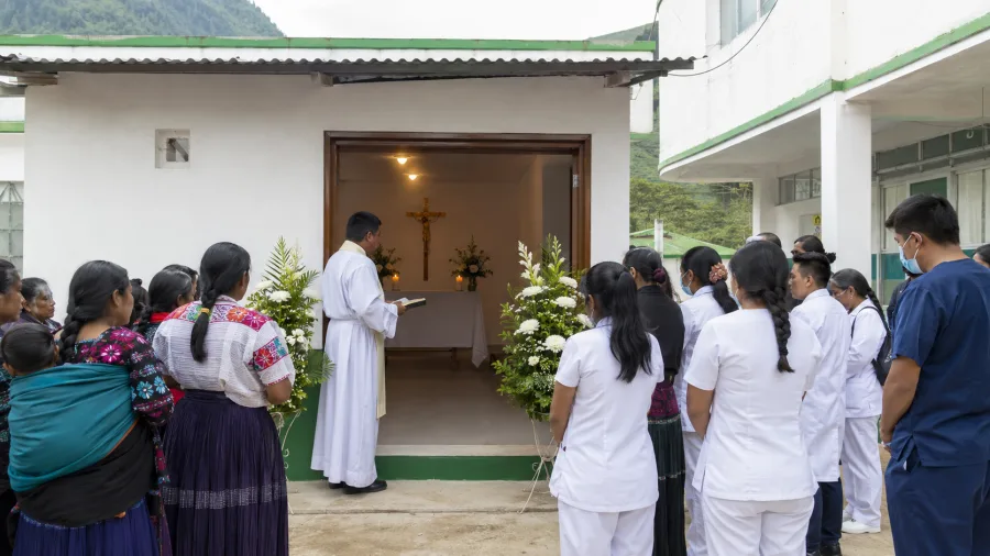 Personal de salud y habitantes reunidos junto a una capilla comunitaria en Oxchuc
