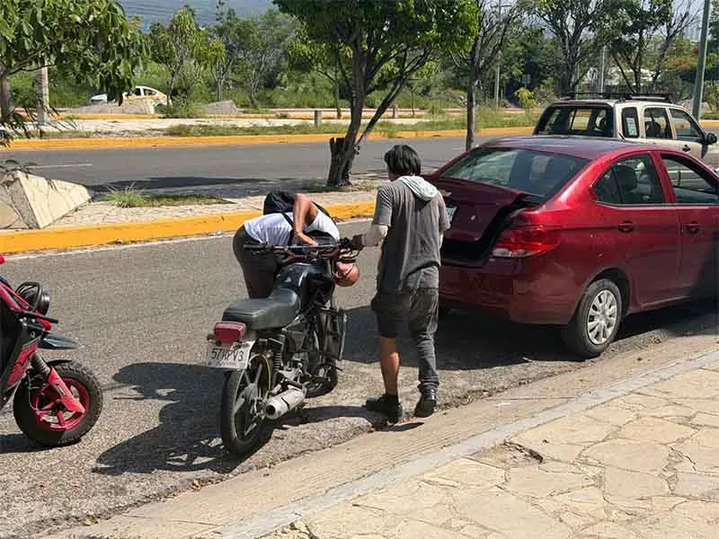 Motocicleta y automovil involucrados en choque frente a la Clinica 23 del IMSS en Tuxtla
