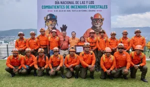 Combatientes forestales durante conmemoración estatal en Tuxtla Gutiérrez, Chiapas
