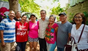 Paco Chacon con vecinos de la colonia Los Pajaros durante recorrido del Comedor Movil en Tuxtla Gutierrez