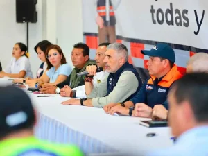 Autoridades de Tuxtla durante sesion del Comite Municipal de Emergencia por el sismo