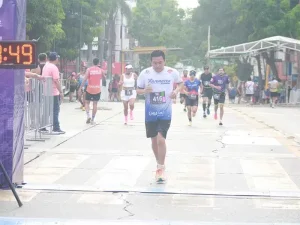 Corredores cruzan la meta durante actividad del Medio Maratón Farrera en Tuxtla