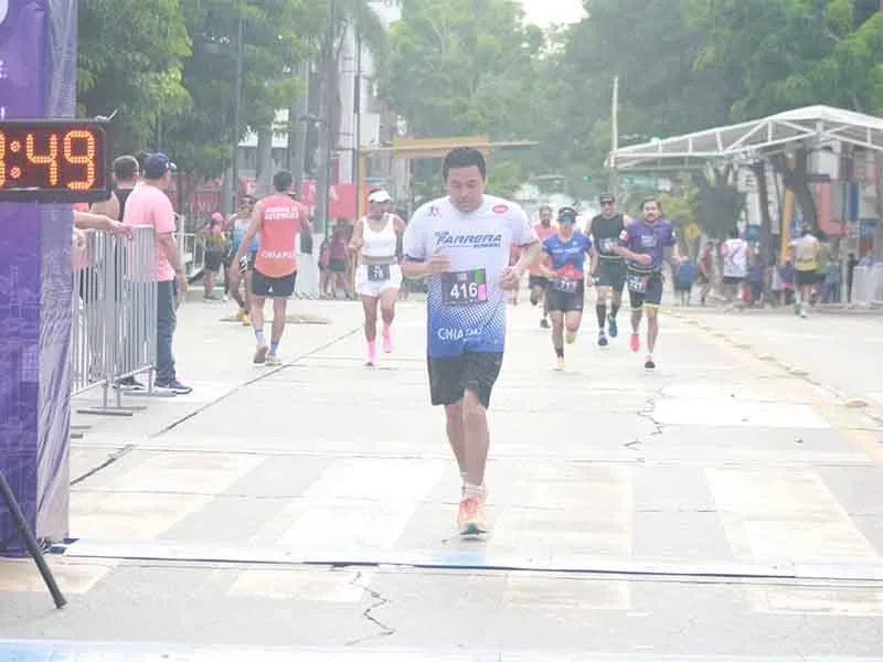Corredores cruzan la meta durante actividad del Medio Maratón Farrera en Tuxtla
