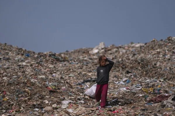 Niña palestina busca objetos reutilizables en un vertedero de Deir al Balah, Gaza, el 23 de julio de 2026