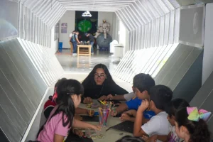 Niñas y niños participan en actividades de ciencia en el Planetario Tuxtla