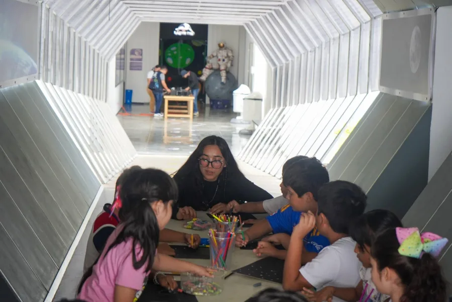 Niñas y niños participan en actividades de ciencia en el Planetario Tuxtla