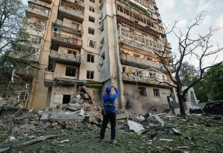 Daños en un edificio de Kiev tras un bombardeo ruso sobre Ucrania