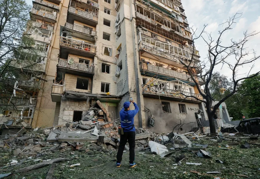 Daños en un edificio de Kiev tras un bombardeo ruso sobre Ucrania