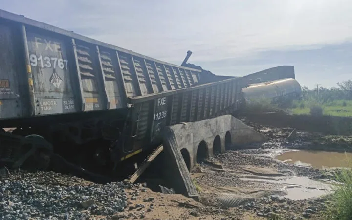 Vagones descarrilados en zona rural de Sonora tras derrame químico