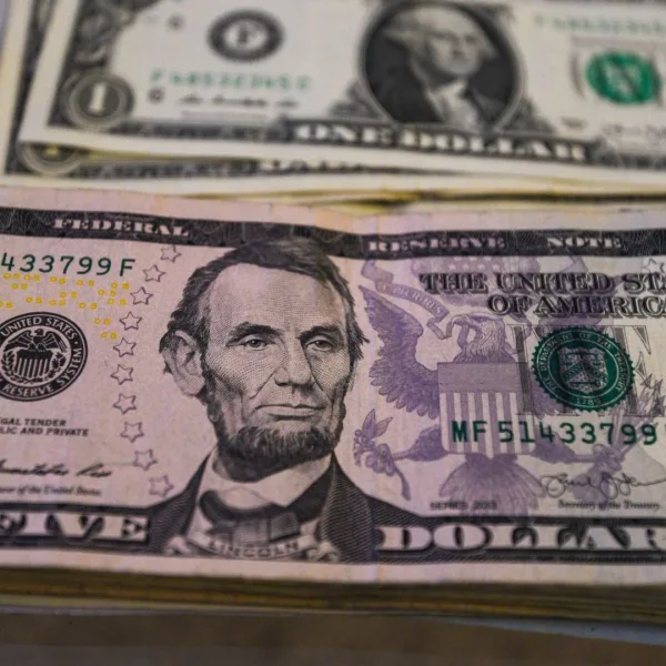 Billetes de dólar estadounidense usados para ilustrar el tipo de cambio en México