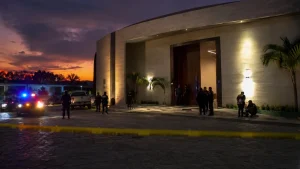 Exterior de un salon de fiestas en Tuxtla con presencia de emergencia, imagen editorial representativa
