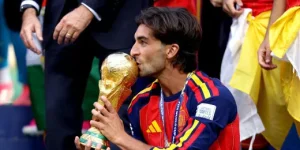 Futbolista de España besa el trofeo de la Copa del Mundo 2026