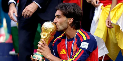 Futbolista de España besa el trofeo de la Copa del Mundo 2026