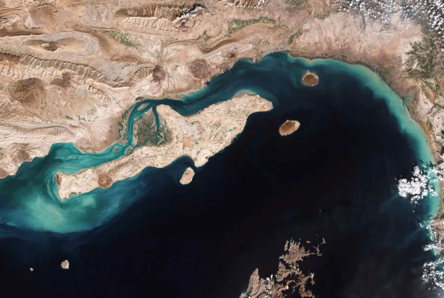 Vista satelital del estrecho de Ormuz, corredor maritimo clave entre Iran y Oman