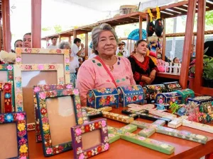 Artesana exhibe productos durante la Expo Mercadito Raices que se comparten Cultura que Vive en Chiapas