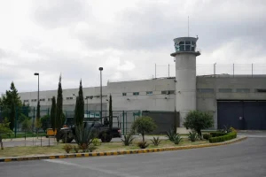 Exterior de centro penitenciario asociado a la nota sobre muertes en Santa Martha Acatitla