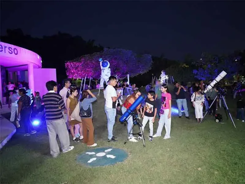 Familias observan telescopios durante el Domingo de Noche Espacial en el Planetario Tuxtla