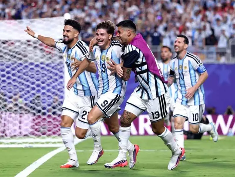 Imagen editorial de la final del Mundial 2026 entre Argentina y Espana