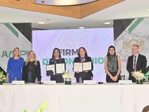 Representantes de AMPI y FOVISSSTE durante firma de convenio de vivienda