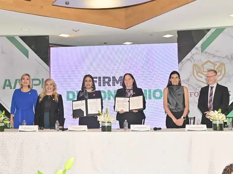 Representantes de AMPI y FOVISSSTE durante firma de convenio de vivienda