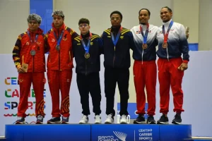 Medallistas de gimnasia de trampolín en Santo Domingo 2026 sobre el podio