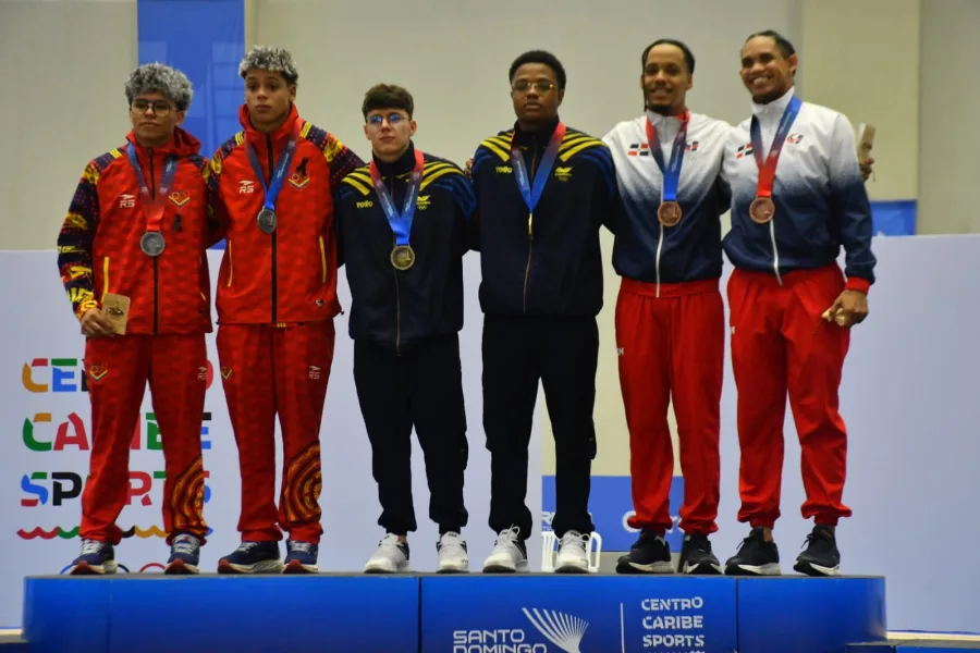 Medallistas de gimnasia de trampolín en Santo Domingo 2026 sobre el podio