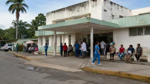 Personas esperan atencion afuera de un hospital rural en Mapastepec Chiapas