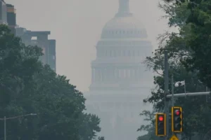 Humo de incendios de Canadá cubre el Capitolio de Estados Unidos en Washington