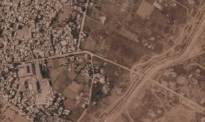 Imagen satelital de barrera de tierra construida dentro de Gaza