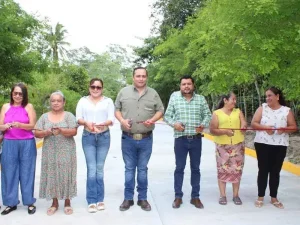 Autoridades y vecinos durante inauguracion de una calle municipal en Chiapas