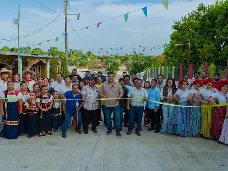 Autoridades y habitantes inauguran calle pavimentada en Bajadas Grandes, Palenque