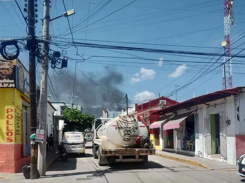 Humo visible durante incendio en el mercado Manuel Larrainzar de Tonala